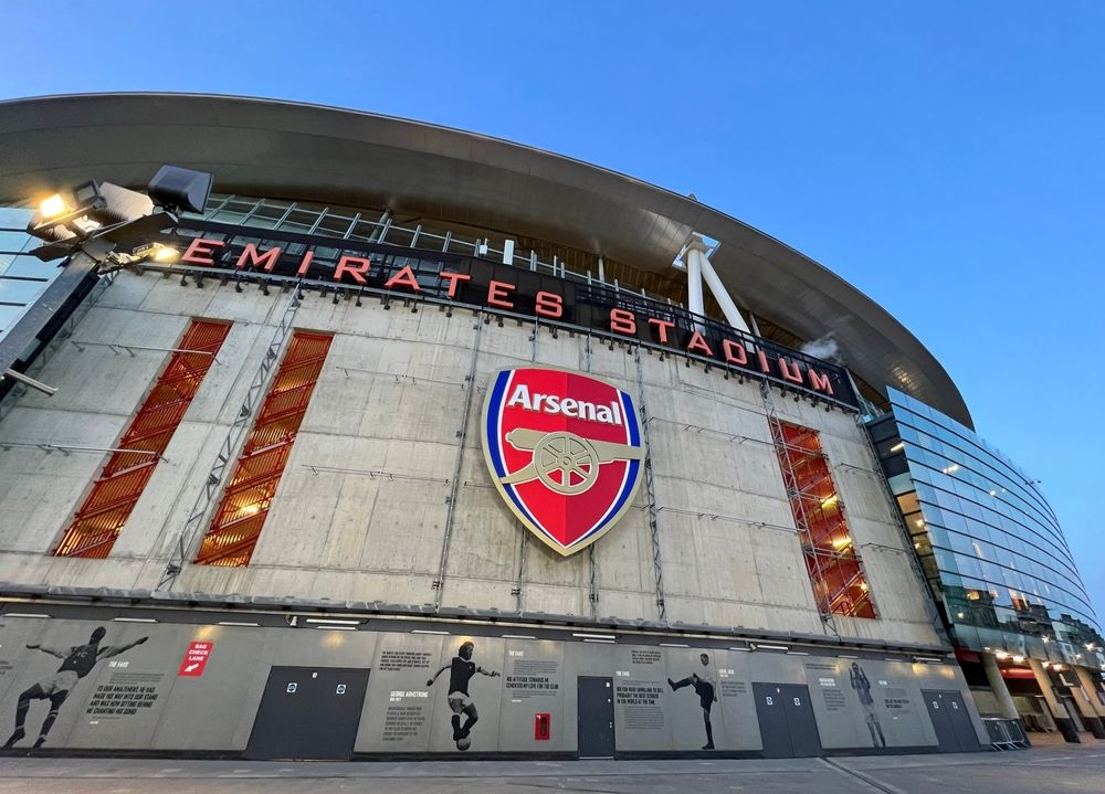Emirates stadion i grb Arsenala u Londonu pred važnu završnicu Premijer lige