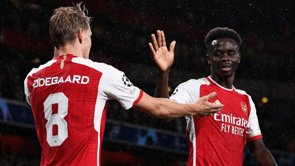 Martin Odegard i Bukajo Saka slave tokom utakmice Arsenala