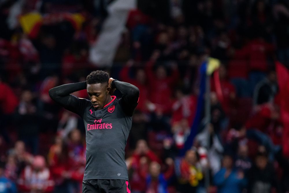 Arsenalov fudbaler razočarano reaguje tokom utakmice pred punim stadionom
