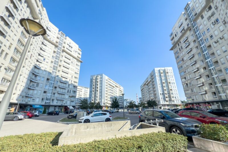 prikaz zgrada u beogradu i parkiranih automobila