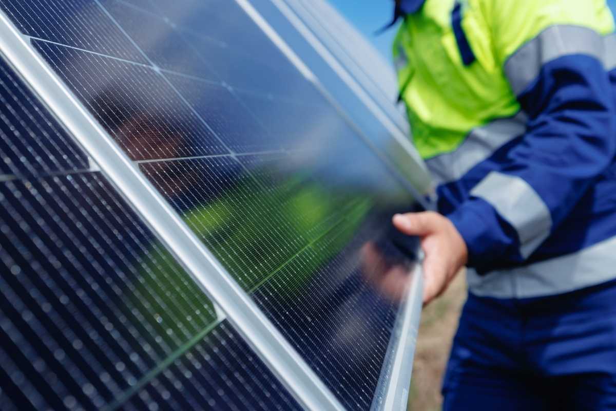 majstor drži solarni panel u rukama