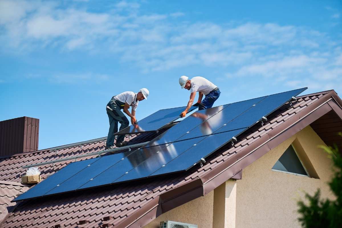 majsotori ugrađuju solarne panele na kući