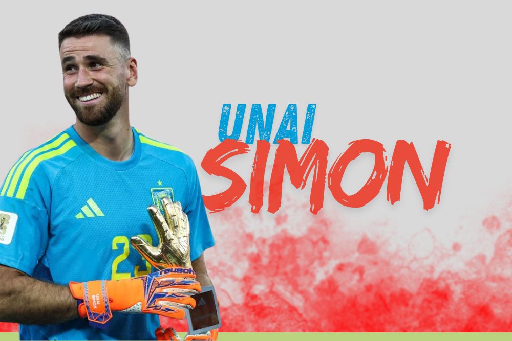 Unai Simón, golman reprezentacije Španije, nasmejan u golmanskoj opremi uz grafički natpis sa njegovim imenom.