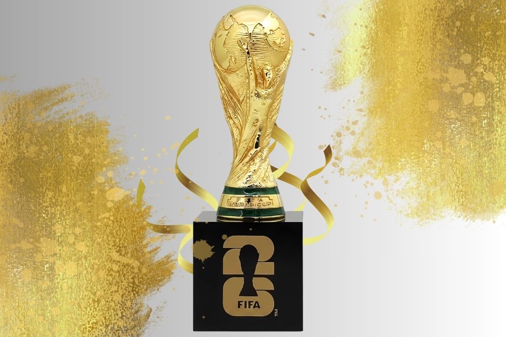Zlatni pehar Svetskog prvenstva u fudbalu na crnom postolju sa FIFA oznakom.
