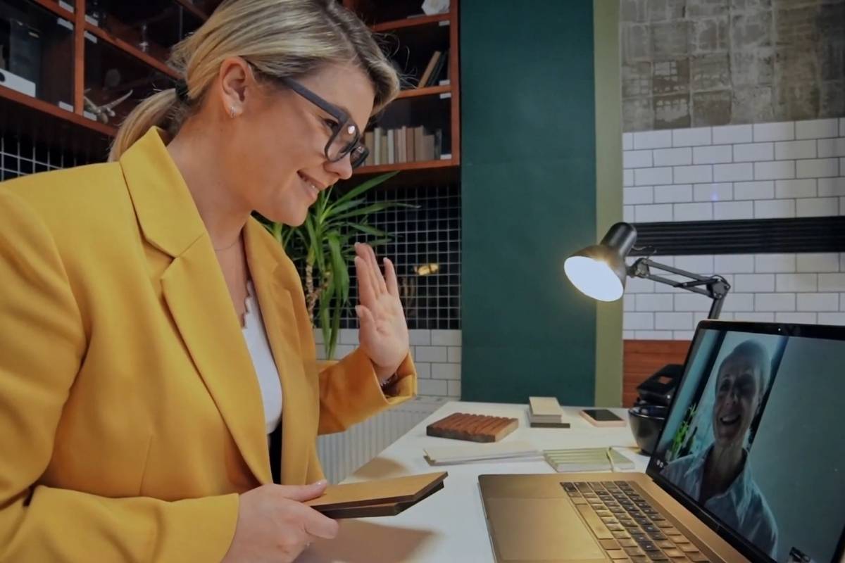 žena na online seansi kod psihologa