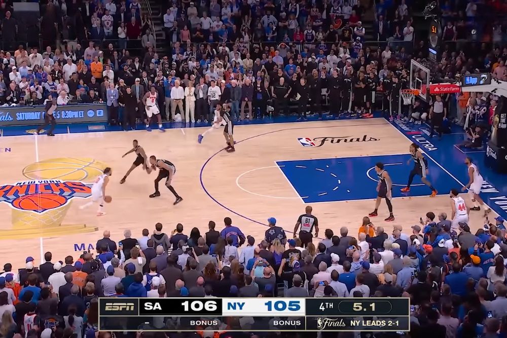 Košarkaši Njujork Niksa i San Antonio Sparsa tokom utakmice NBA finala