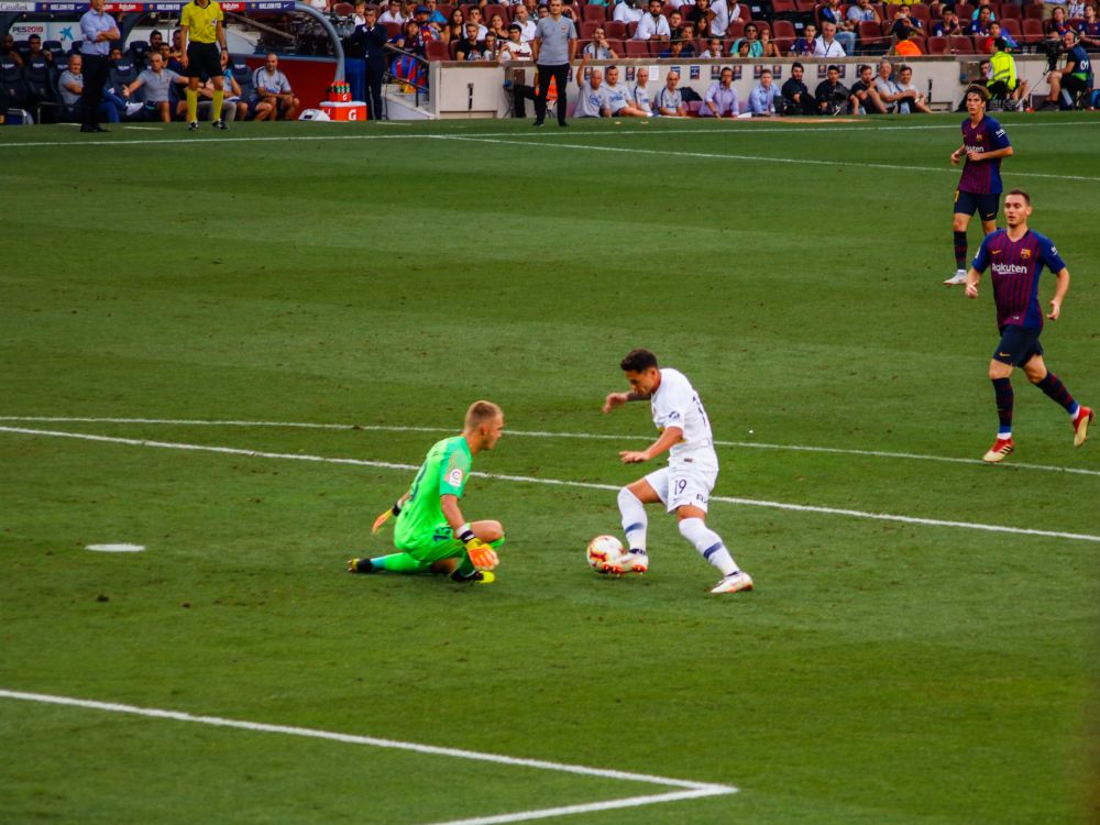Fudbaler Real Madrida u napadu protiv Barselone tokom utakmice El Klasika.