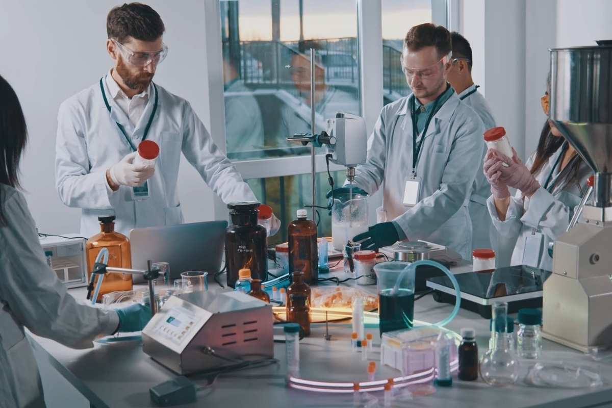 farmaceuti rade na proizvodnji kreme