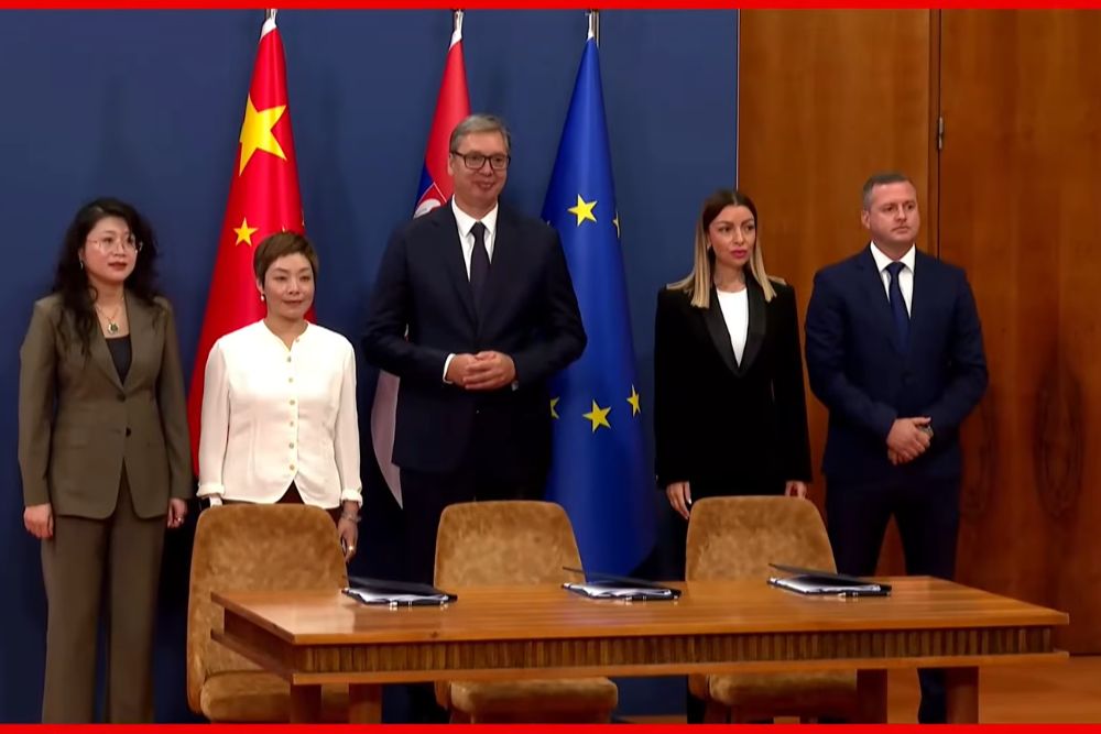 Predstavnici Srbije i kineske kompanije na potpisivanju okvirnog sporazuma o fabrici baterija u Inđiji.